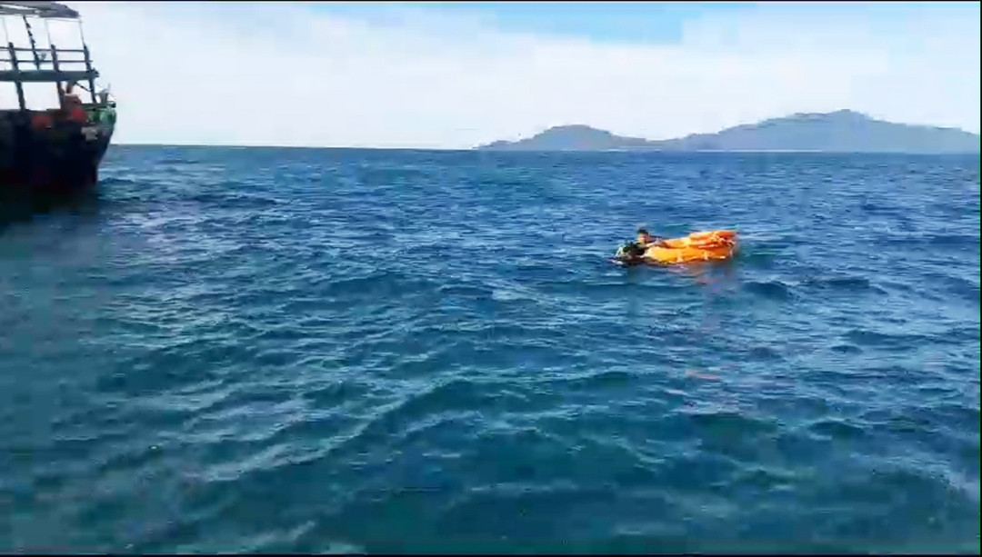 Da nang cuu song 19 nguoi tren ca no bi chim giua bien cua Dai hinh anh 1