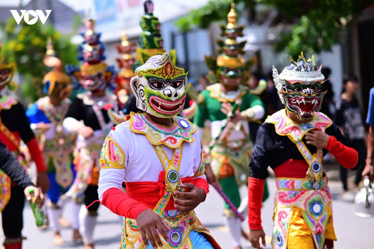 Doc dao le cau an bun komsan sroc cua dong bao khmer o vinh long hinh anh 4