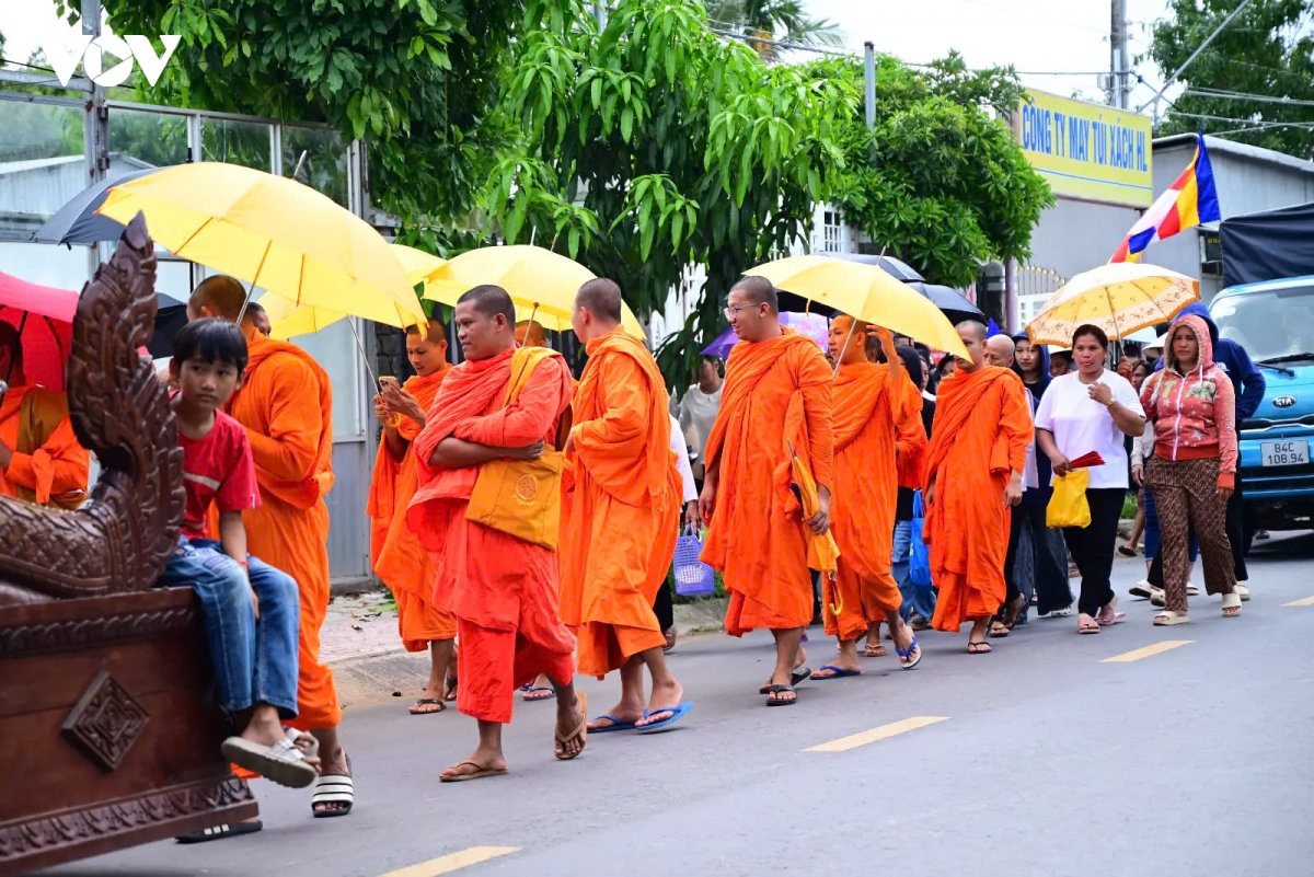 Doc dao le cau an bun komsan sroc cua dong bao khmer o vinh long hinh anh 1