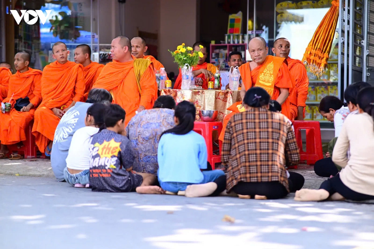 Doc dao le cau an bun komsan sroc cua dong bao khmer o vinh long hinh anh 14