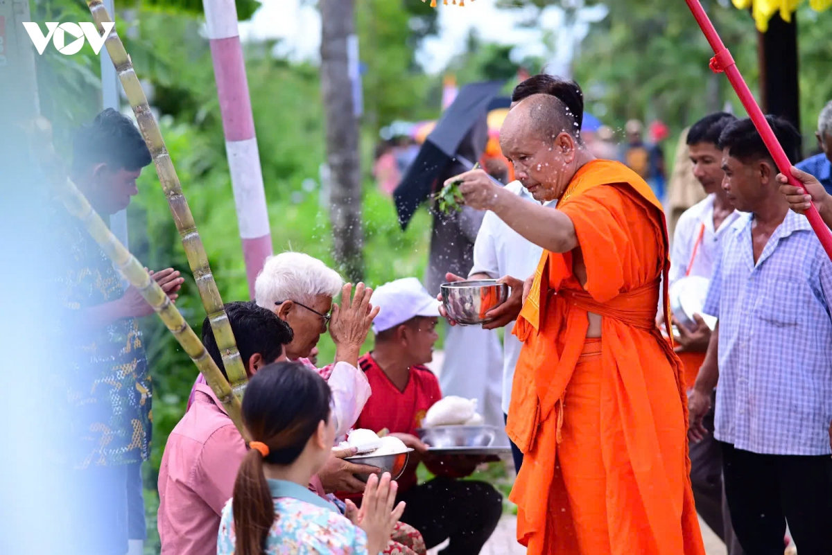 Doc dao le cau an bun komsan sroc cua dong bao khmer o vinh long hinh anh 12