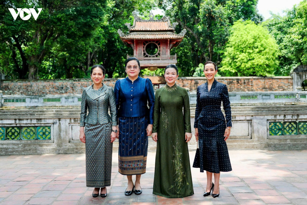 phu nhan thu tuong le minh hung cung cac phu nhan nuoc ban tham quan van mieu hinh anh 1