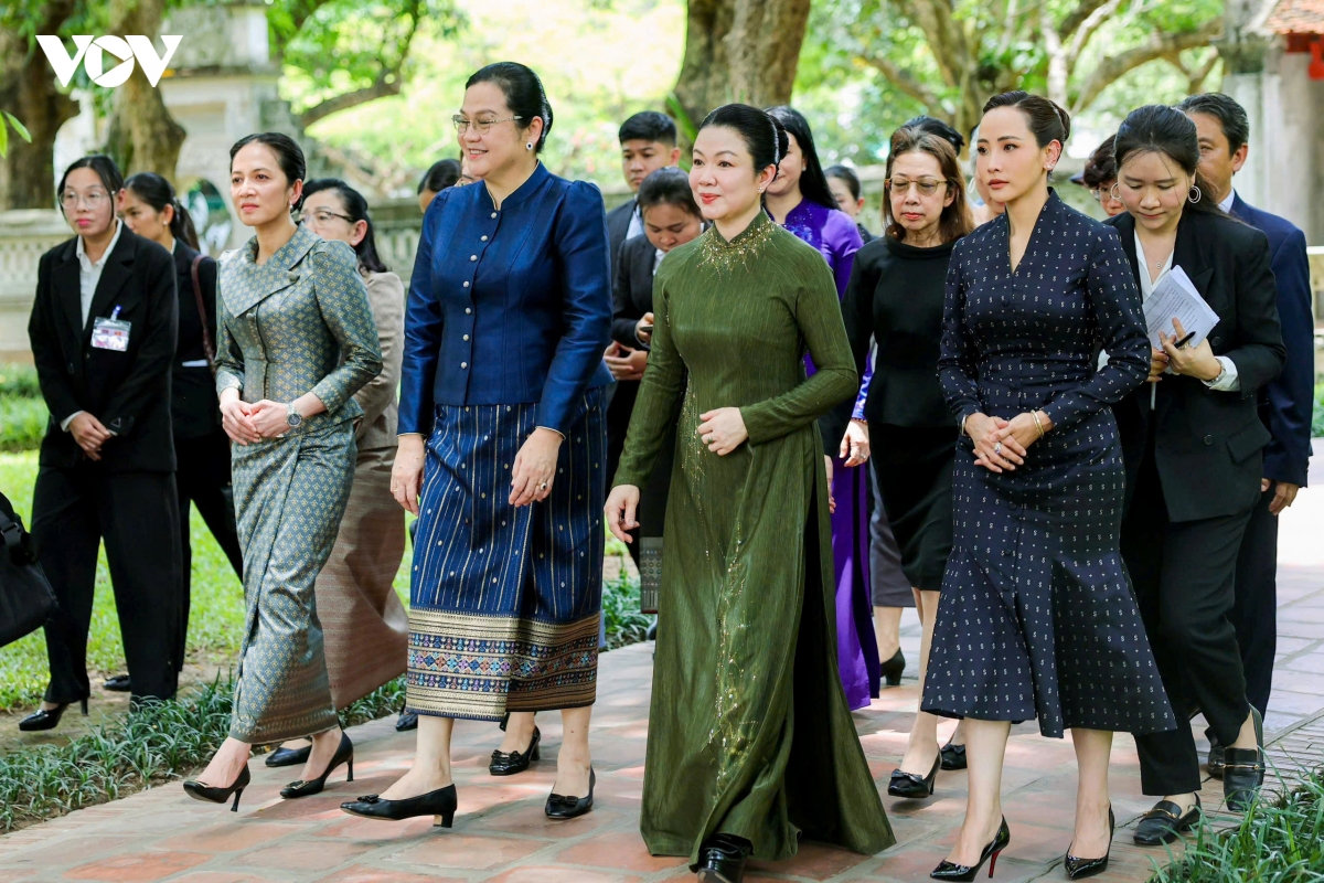 phu nhan thu tuong le minh hung cung cac phu nhan nuoc ban tham quan van mieu hinh anh 3