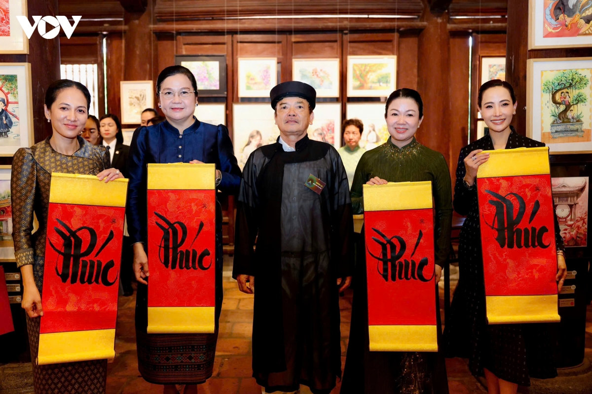 phu nhan thu tuong le minh hung cung cac phu nhan nuoc ban tham quan van mieu hinh anh 9