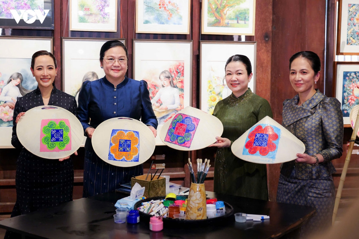 phu nhan thu tuong le minh hung cung cac phu nhan nuoc ban tham quan van mieu hinh anh 5