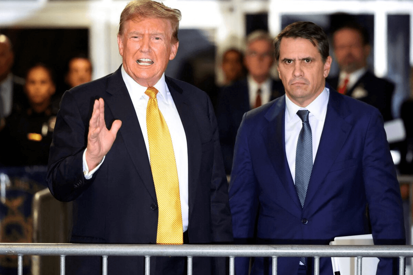 Tổng thống Mỹ Donald Trump cùng luật sư Todd Blanche. (Ảnh: Reuters)