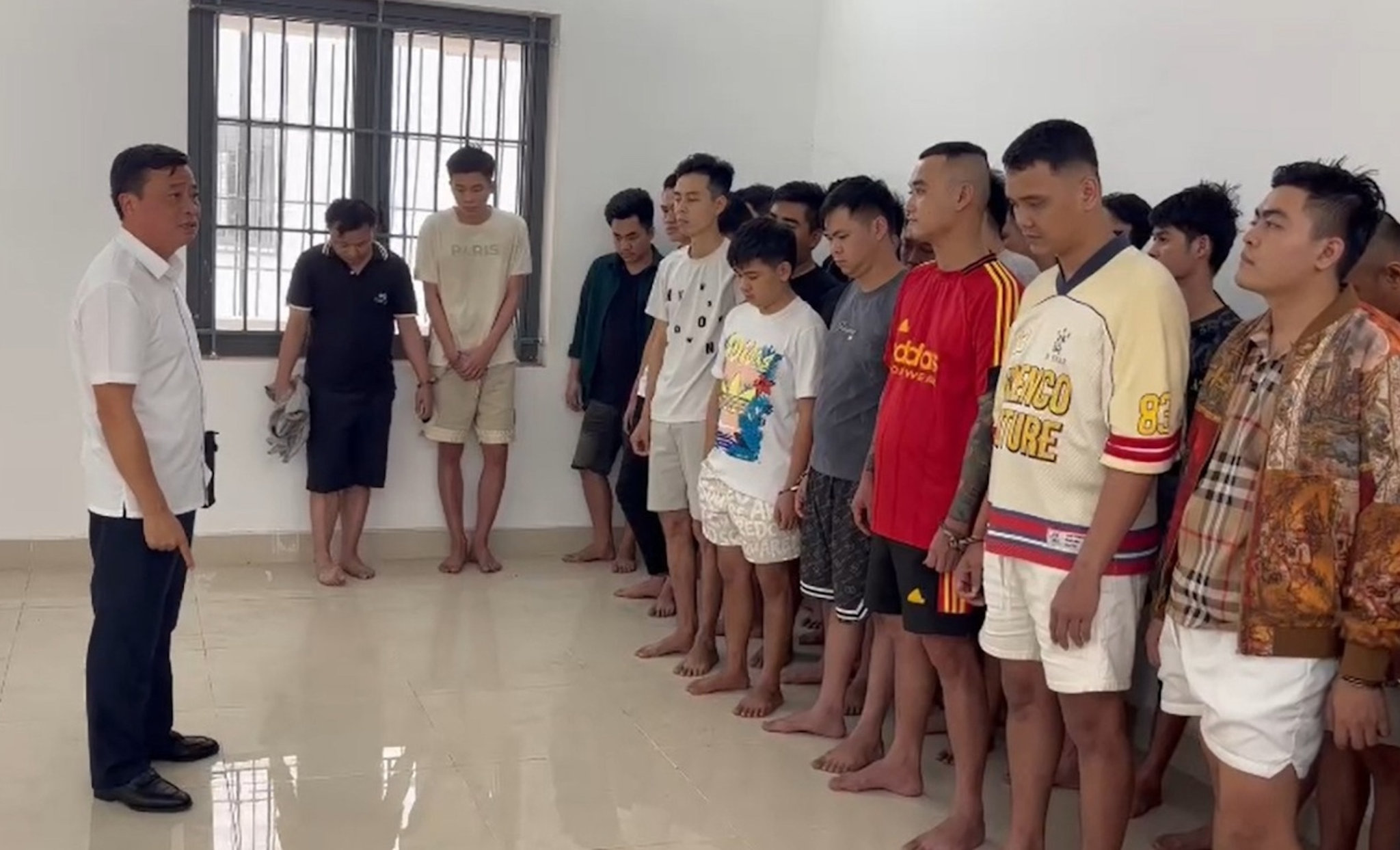 Đại tá Lê Văn Hóa – Phó giám đốc Công an tỉnh Quảng Trị trực tiếp chỉ đạo công tác phá án tại Lào. (Ảnh: Trần Tuấn - Công an tỉnh Quảng Trị)