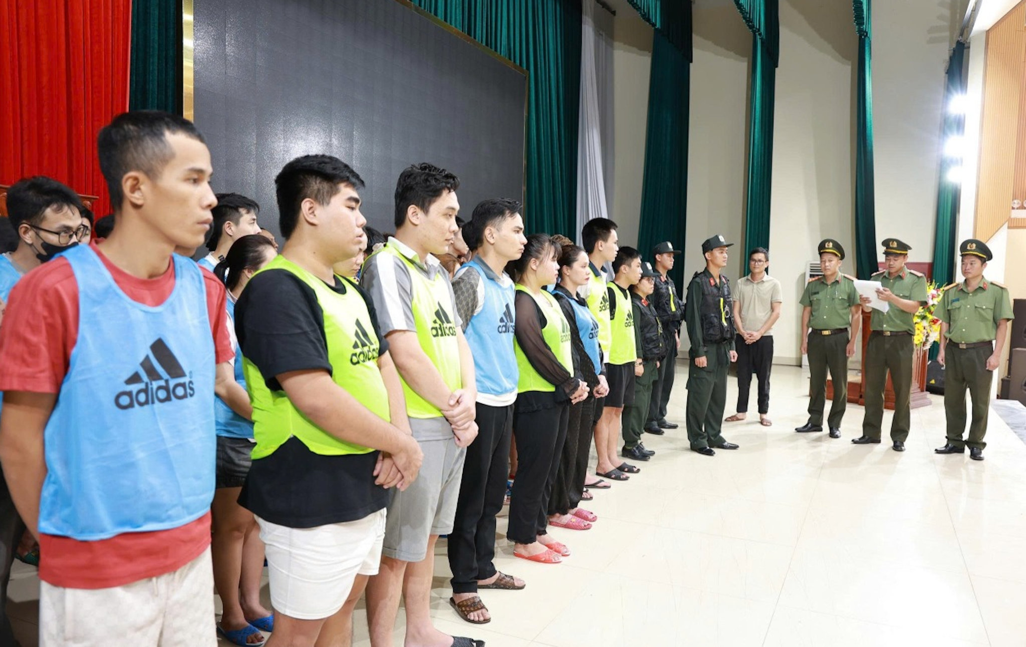 Những người trong đường dây tổ chức đánh bạc, đánh bạc hoạt động tại nước bạn Lào. (Ảnh: Minh Khôi - Công an tỉnh Quảng Trị)