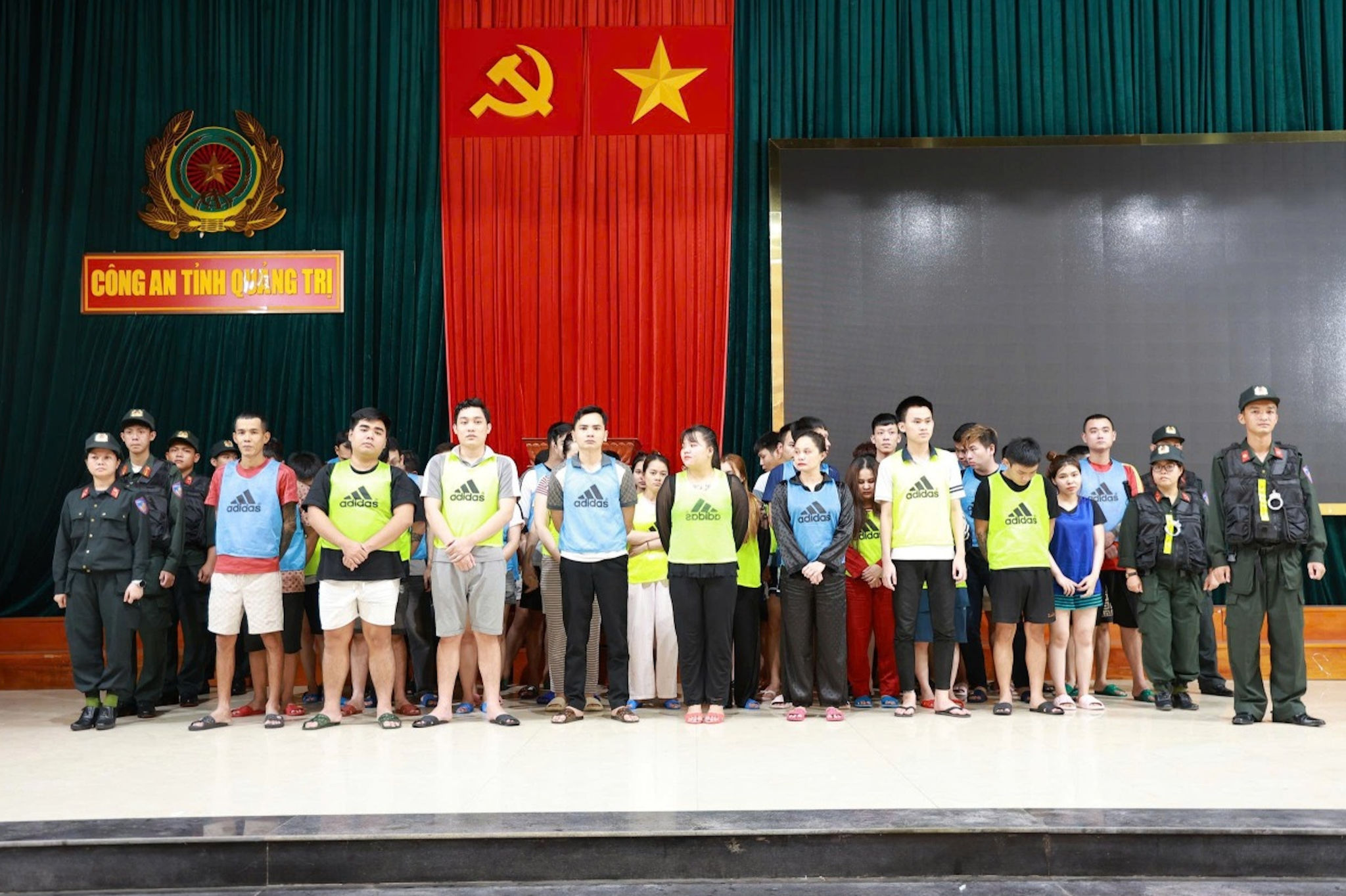 Toàn bộ 56 người Việt Nam cùng 140 thiết bị điện tử có liên quan đến đường dây tổ chức đánh bạc xuyên biên giới được lực lượng chức năng Lào bàn giao cho Công an tỉnh Quảng Trị để phục vụ công tác điều tra. (Ảnh: Công an tỉnh Quảng Trị)