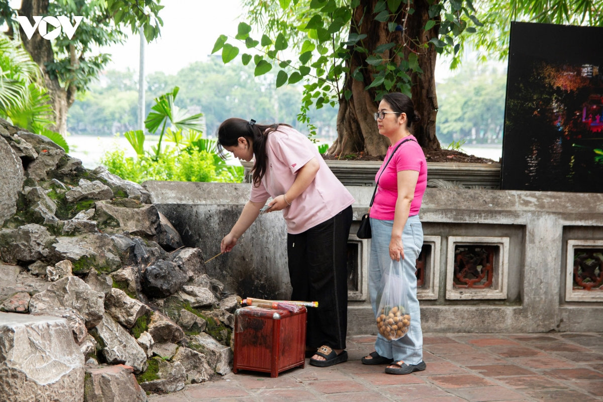 hang nghin si tu, phu huynh do ve van mieu xin via truoc ky thi tot nghiep thpt hinh anh 13