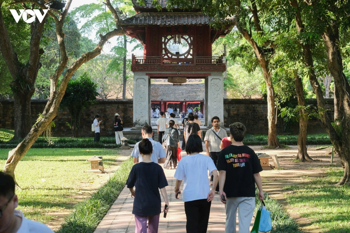 hang nghin si tu, phu huynh do ve van mieu xin via truoc ky thi tot nghiep thpt hinh anh 1