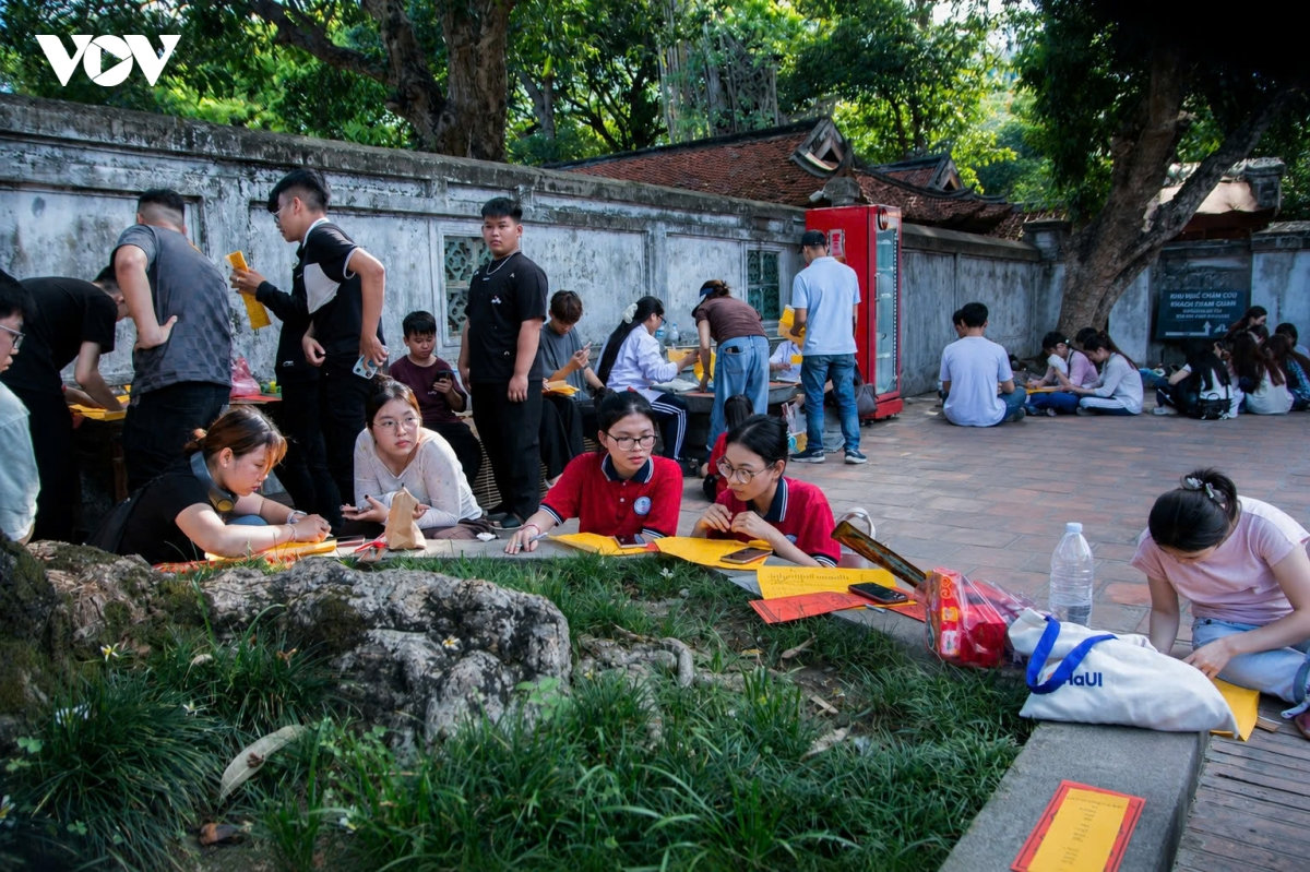 hang nghin si tu, phu huynh do ve van mieu xin via truoc ky thi tot nghiep thpt hinh anh 10
