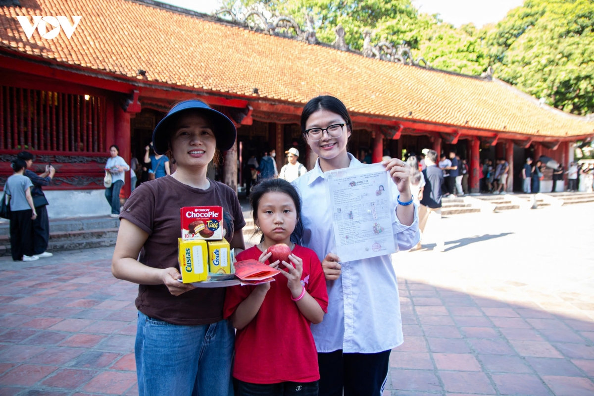 hang nghin si tu, phu huynh do ve van mieu xin via truoc ky thi tot nghiep thpt hinh anh 8