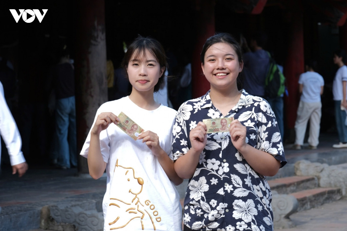 hang nghin si tu, phu huynh do ve van mieu xin via truoc ky thi tot nghiep thpt hinh anh 5