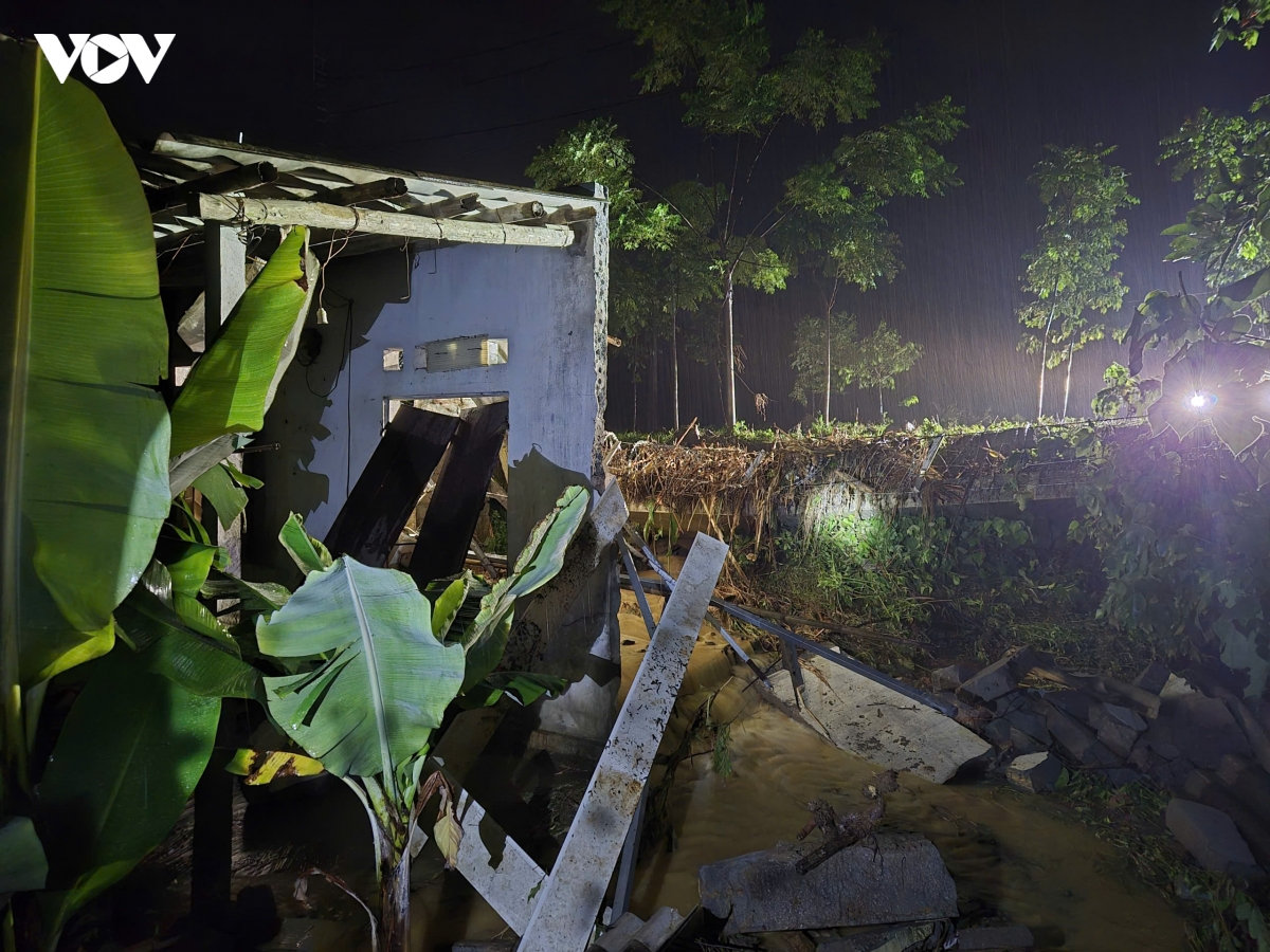 mưa lớn, nước lũ tràn vào khiến tường chắn dài hơn 50m đổ sập ở xuân mai hà nội hình ảnh 1 mua lon, nuoc lu tran vao khien tuong chan dai hon 50m do sap o xuan mai ha noi hinh anh 1