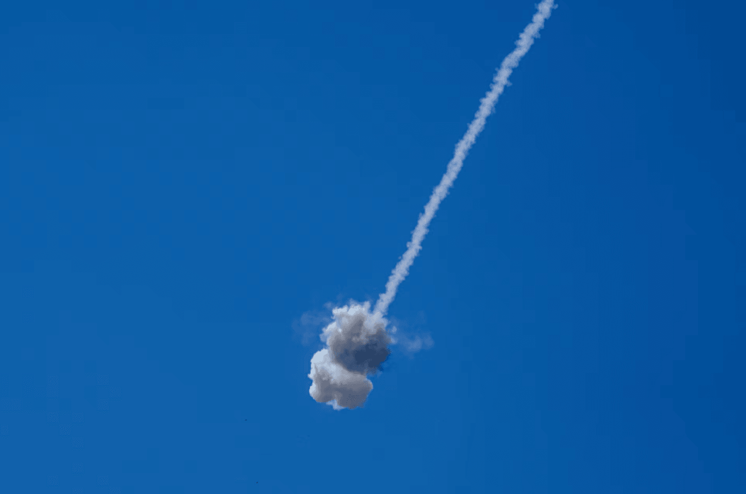 Mỹ và Iran trả đũa lẫn nhau sau thông tin trực thăng Apache bị bắn rơi. (Ảnh: Reuters)