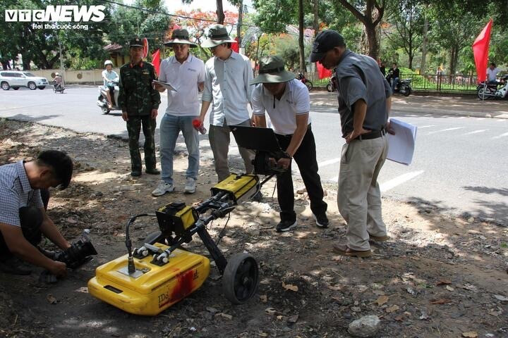 Các đơn vị thực hiện quét radar trên đường Trường Chinh.