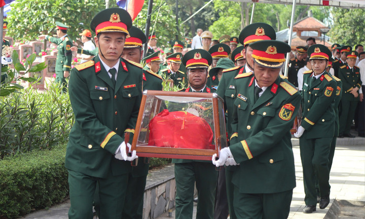Lễ an táng hài cốt liệt sĩ quân tình nguyện và chuyên gia Việt Nam hy sinh tại Lào qua các cuộc kháng chiến.