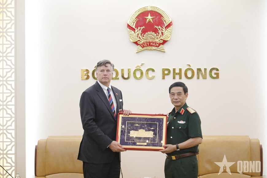 Đại tướng phan văn giang tiếp phó ngoại trưởng hoa kỳ christopher landau hình ảnh 3 Dai tuong phan van giang tiep pho ngoai truong hoa ky christopher landau hinh anh 3