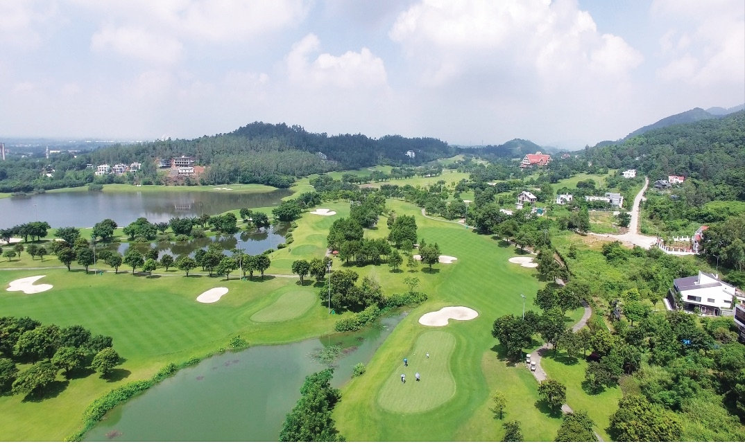truong phong o phu tho bi ky luat, mat chuc vi choi golf trong gio lam viec hinh anh 1