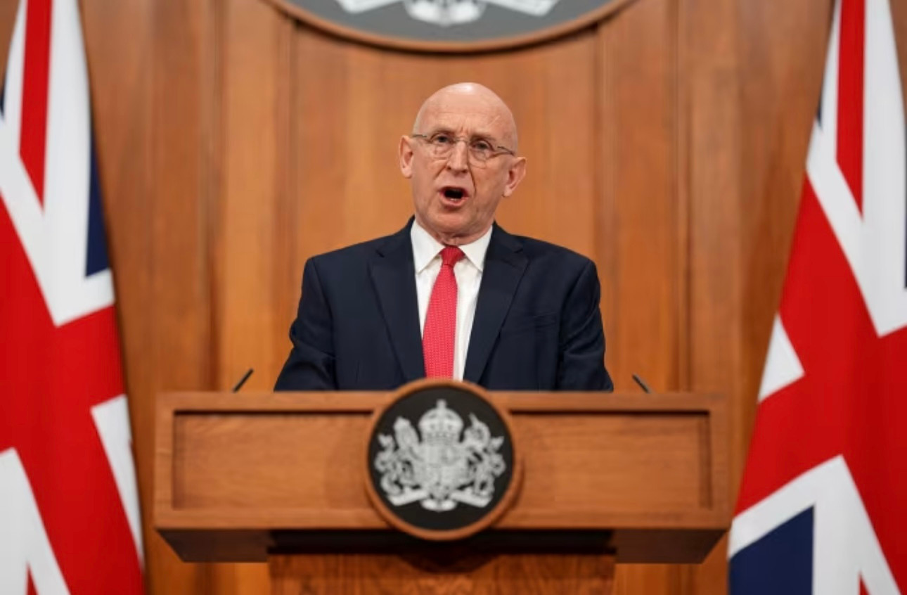 Bộ trưởng Quốc phòng Anh John Healey. (Ảnh: Reuters)