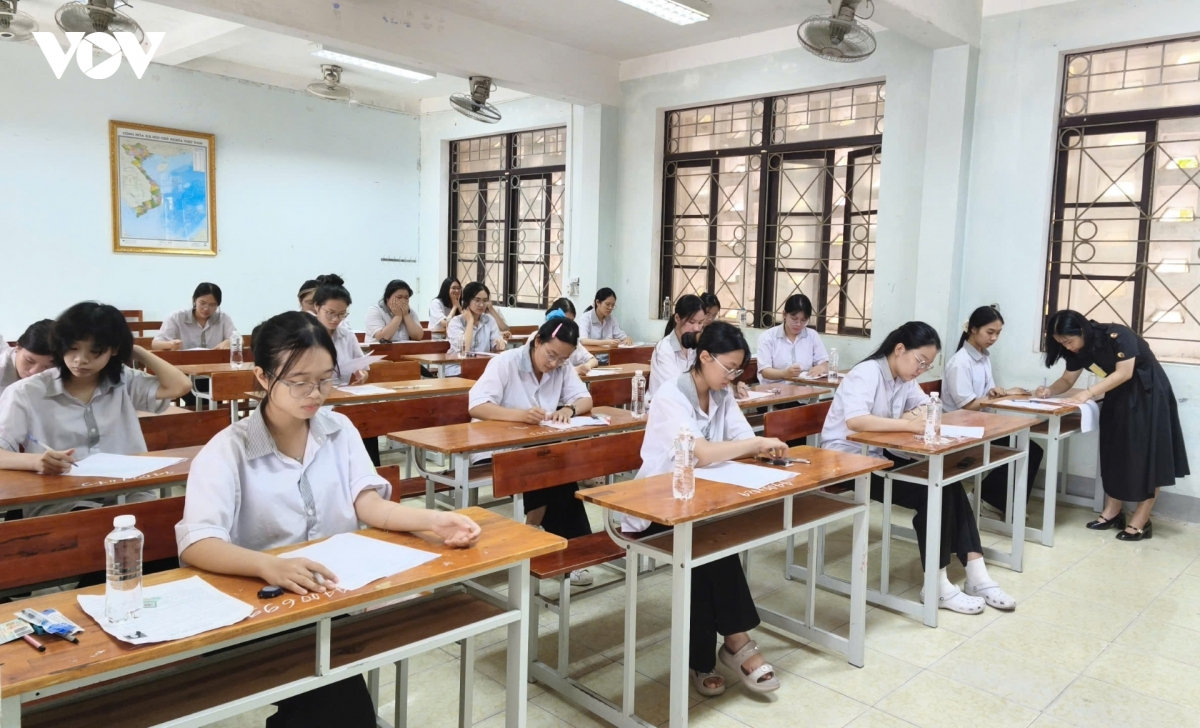 thí sinh cả nước hoàn thành môn thi ngữ văn, 12 trường hợp bị đình chỉ thi hình ảnh 1 thi sinh ca nuoc hoan thanh mon thi ngu van, 12 truong hop bi dinh chi thi hinh anh 1