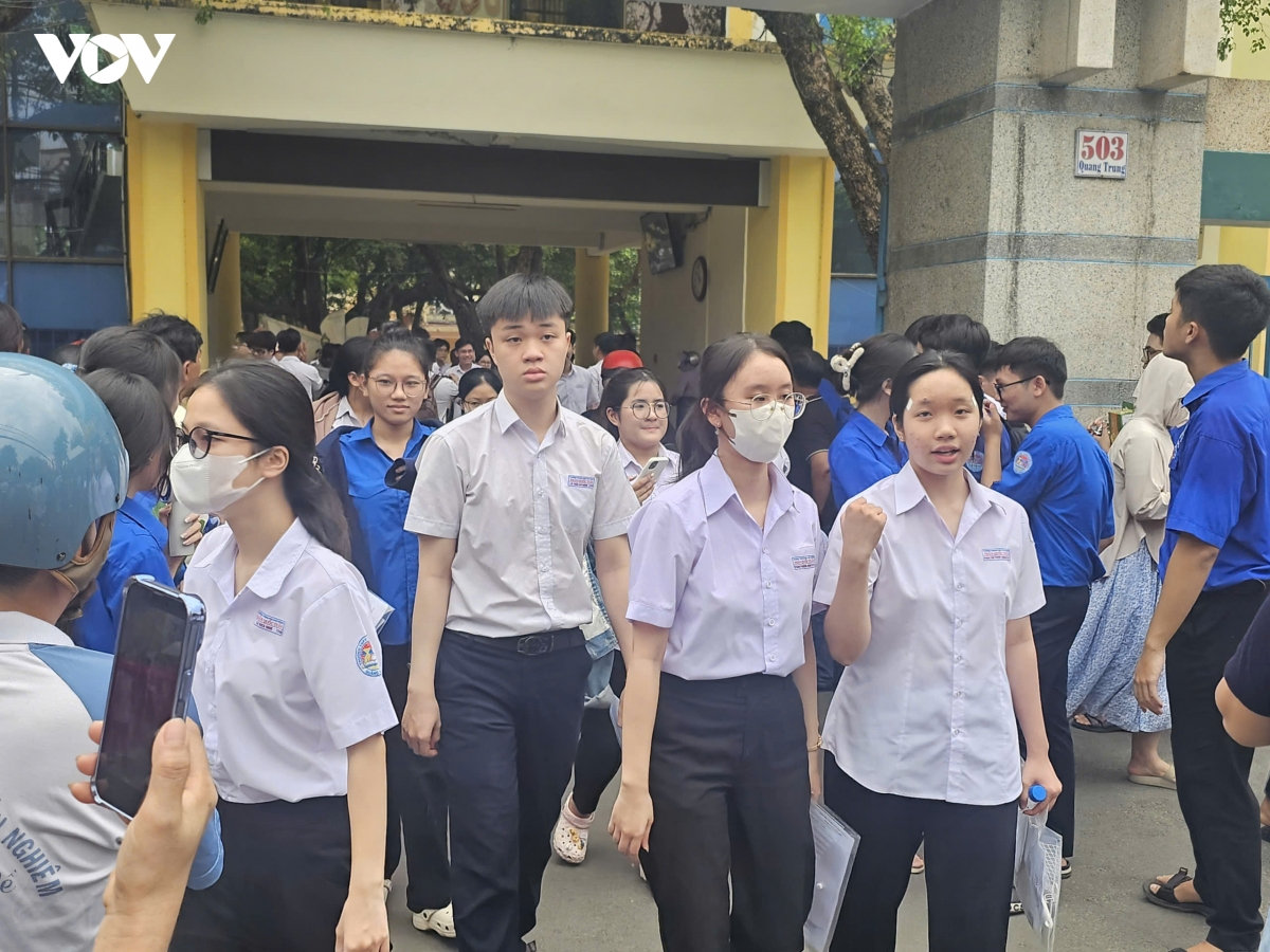thí sinh cả nước hoàn thành môn thi ngữ văn, 12 trường hợp bị đình chỉ thi hình ảnh 2 thi sinh ca nuoc hoan thanh mon thi ngu van, 12 truong hop bi dinh chi thi hinh anh 2