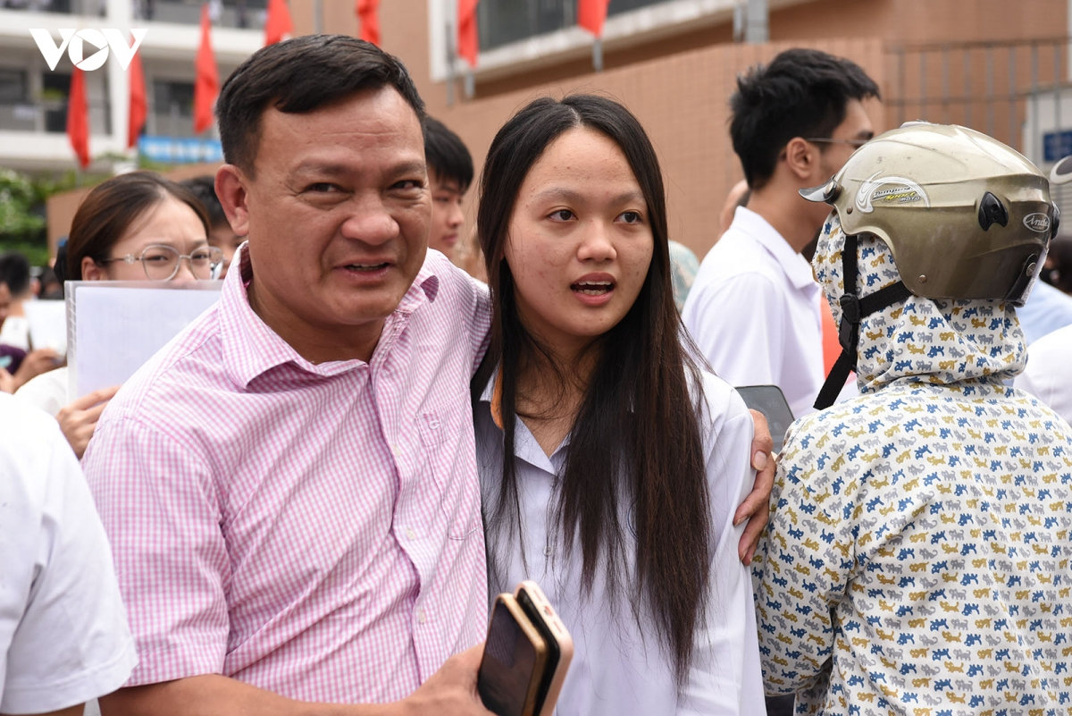 thi sinh phan khoi vi de ngu van vua suc, de cap nhung van de thoi su hinh anh 16