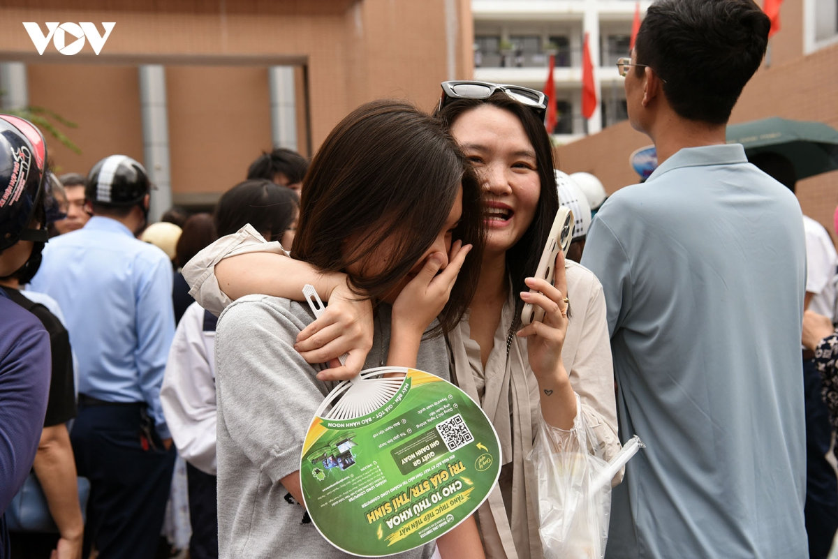 thi sinh phan khoi vi de ngu van vua suc, de cap nhung van de thoi su hinh anh 13
