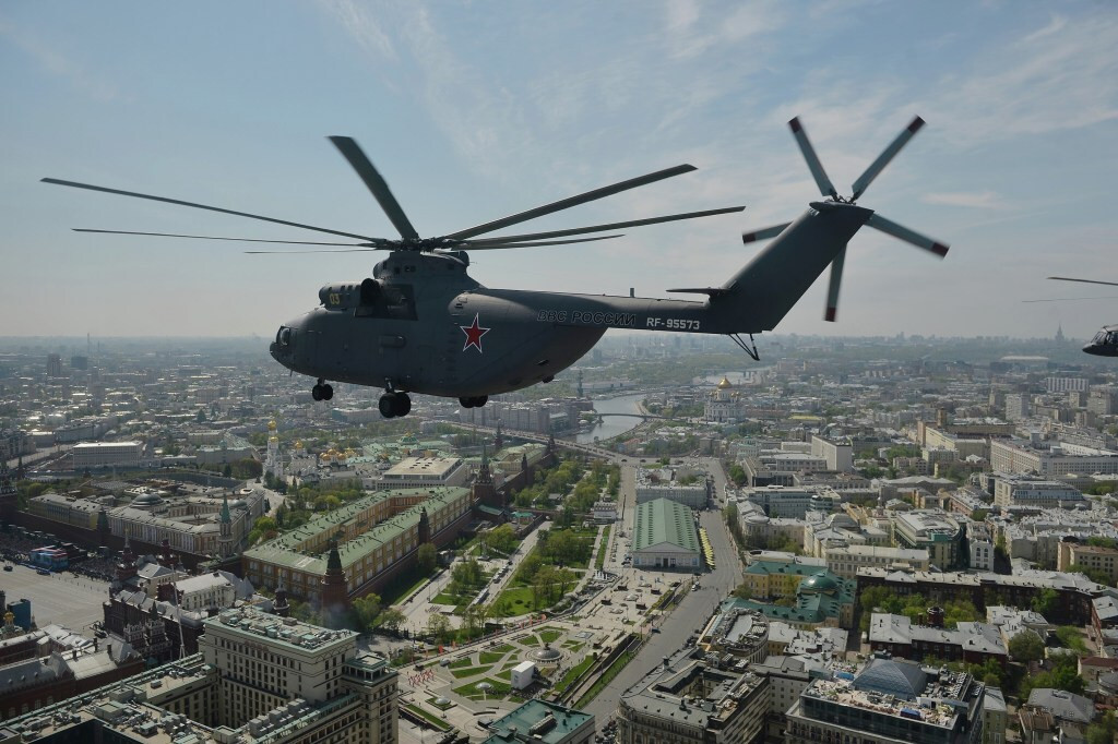 Một chiếc trực thăng Mi-26 Halo tại lễ duyệt binh Ngày Chiến thắng ở Moscow, Nga, ngày 9 tháng 5 năm 2015. Ảnh TWZ