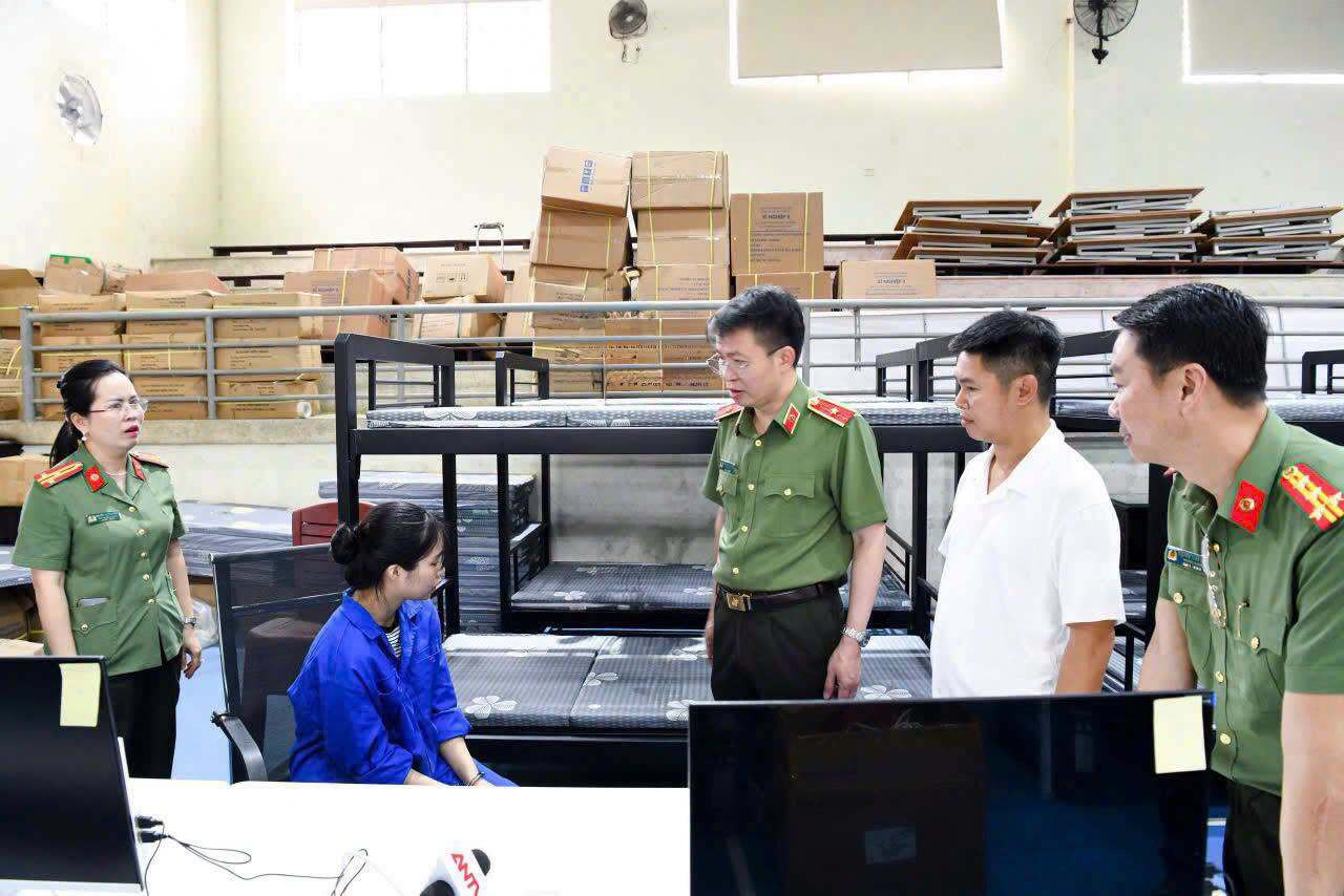 Thiếu tướng Nguyễn Minh Tuấn, Giám đốc Công an tỉnh Phú Thọ cùng các Phó Giám đốc Công an tỉnh trực tiếp lấy lời khai các đối tượng trong đường dây.