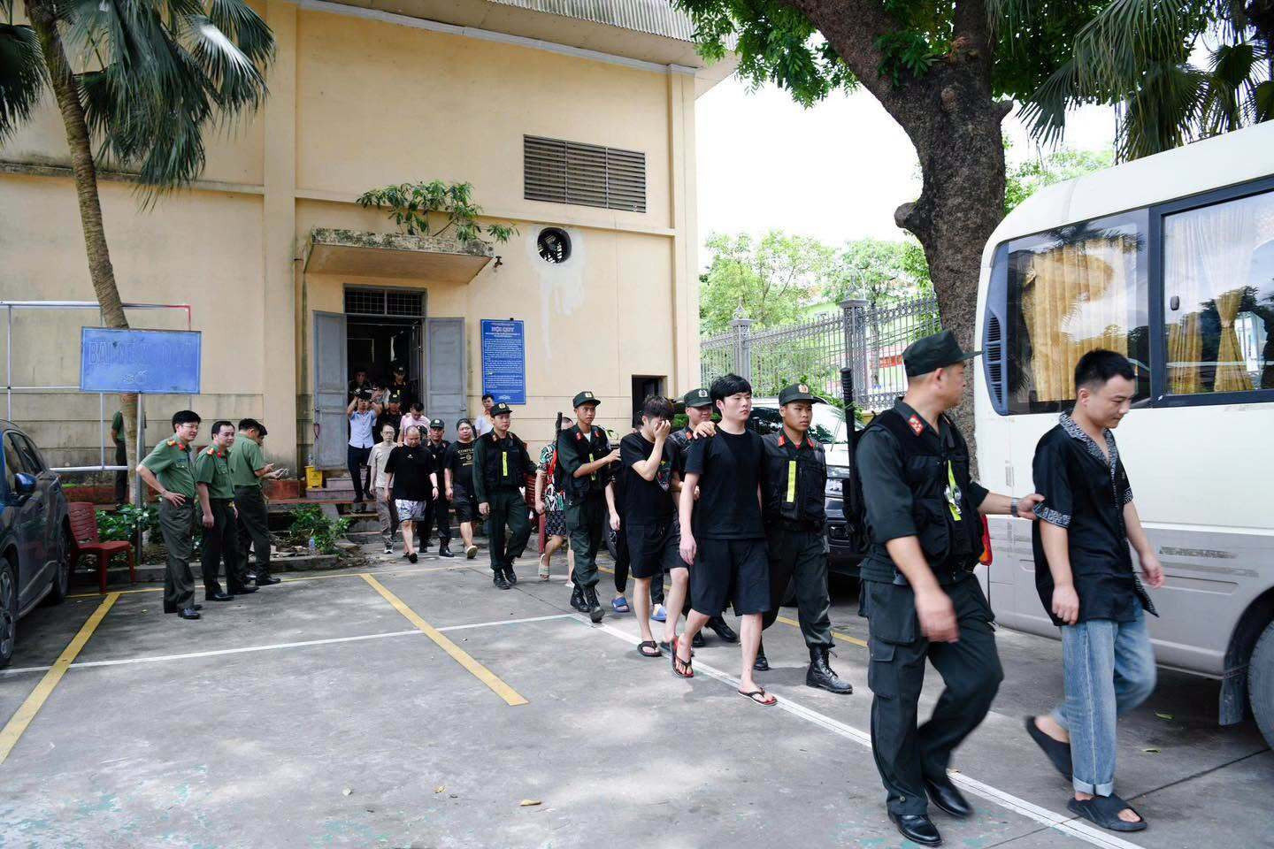 Cơ quan An ninh điều tra áp dụng các biện pháp tố tụng, ra lệnh bắt giữ người trong trường hợp khẩn cấp đối với 4 đối tượng, gồm: Zhao Wei Zhong (A Châu), Nguyễn Thành Long, Trần Thị Thu Hường và Phạm Đình Nam và xác định, bắt giữ đối tượng cầm đầu của đường dây để tiếp tục điều tra, xử lý.