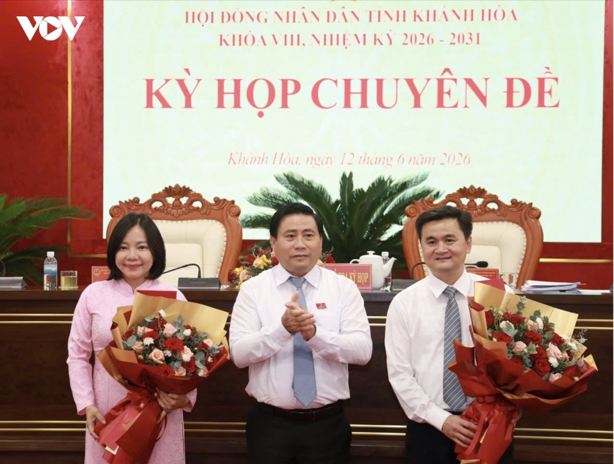 Ông Lâm Đông, Chủ tịch HĐND tỉnh Khánh Hòa chúc mừng 2 Ủy viên UBND tỉnh nhiệm kỳ 2026-2031 là bà Thái Thị Lệ Hằng, Giám đốc Sở Văn hóa, Thể thao và Du lịch và ông Vũ Ngọc Đương, Giám đốc Sở Giáo dục và Đào tạo.
