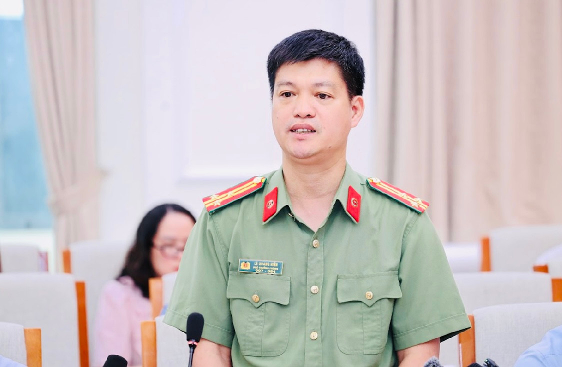 Thượng tá Lê Quang Hiển, Phó trưởng Phòng An ninh y tế, giáo dục, Cục An ninh chính trị nội bộ (A03), Bộ Công an phát biểu tại họp báo.