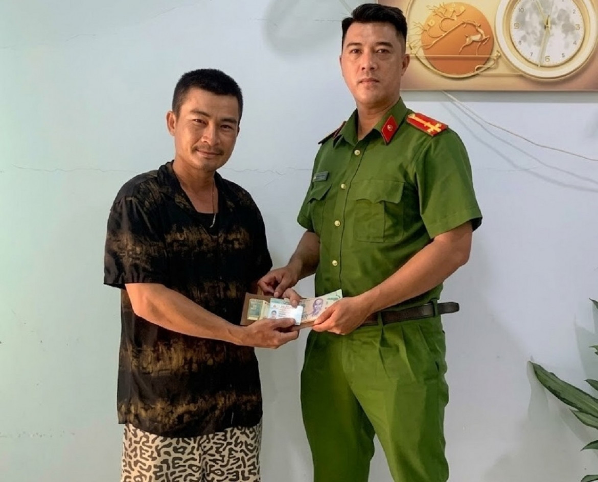 nhặt được ví có tiền, người dân ở lâm Đồng giao nộp công an để tìm chủ hình ảnh 1 nhat duoc vi co tien, nguoi dan o lam Dong giao nop cong an de tim chu hinh anh 1