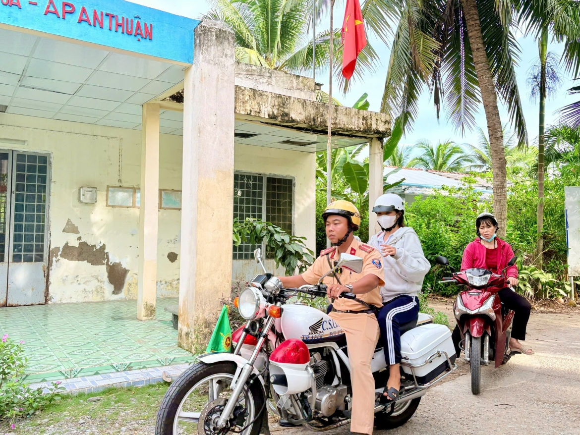 cảnh sát giao thông dùng xe đặc chủng đưa 3 thí sinh đi thi kịp giờ hình ảnh 1 canh sat giao thong dung xe dac chung dua 3 thi sinh di thi kip gio hinh anh 1