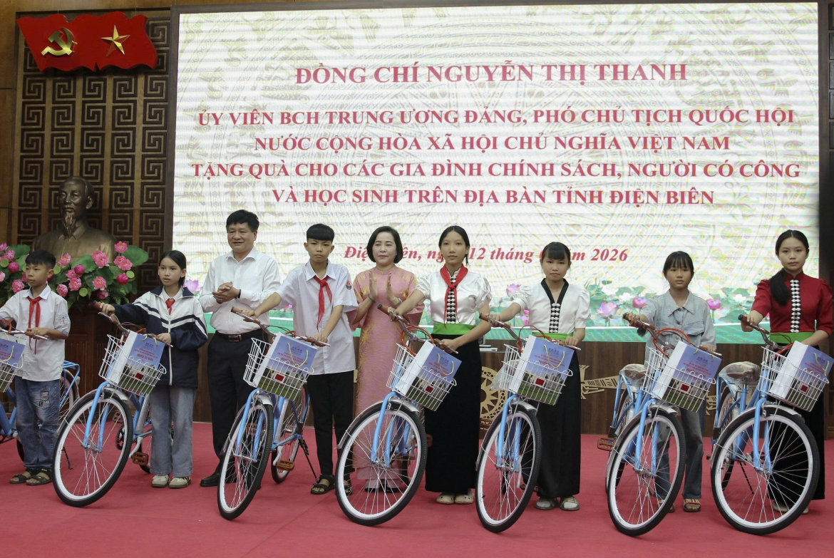 pho chu tich quoc hoi nguyen thi thanh trao qua cho gia dinh chinh sach, hoc sinh hinh anh 3