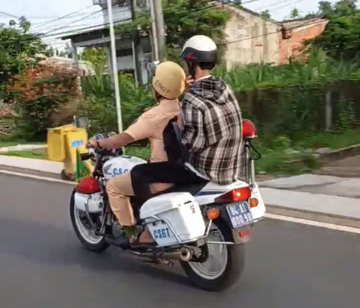 cảnh sát giao thông dùng xe đặc chủng đưa 3 thí sinh đi thi kịp giờ hình ảnh 2 canh sat giao thong dung xe dac chung dua 3 thi sinh di thi kip gio hinh anh 2
