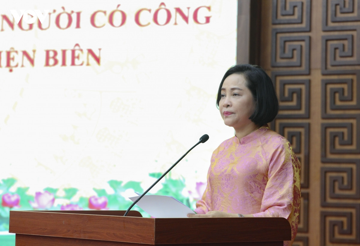 pho chu tich quoc hoi nguyen thi thanh trao qua cho gia dinh chinh sach, hoc sinh hinh anh 1