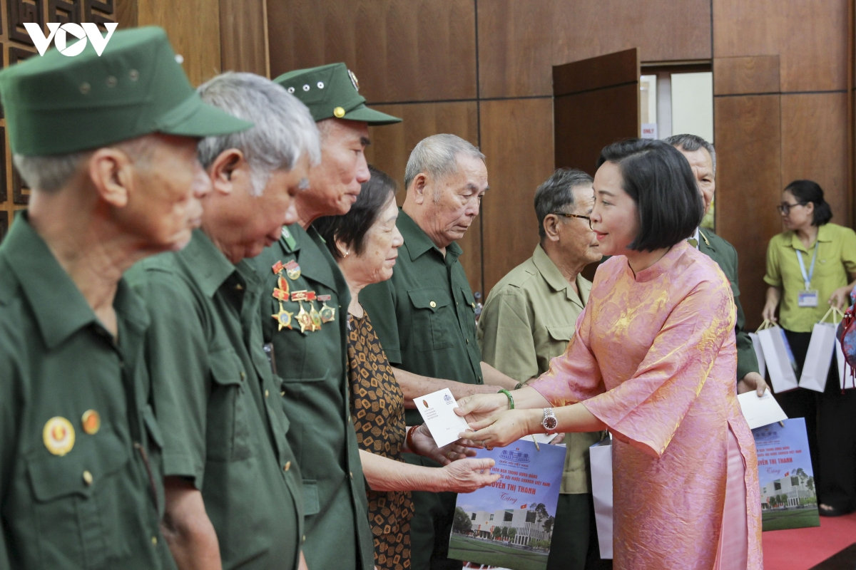 pho chu tich quoc hoi nguyen thi thanh trao qua cho gia dinh chinh sach, hoc sinh hinh anh 2