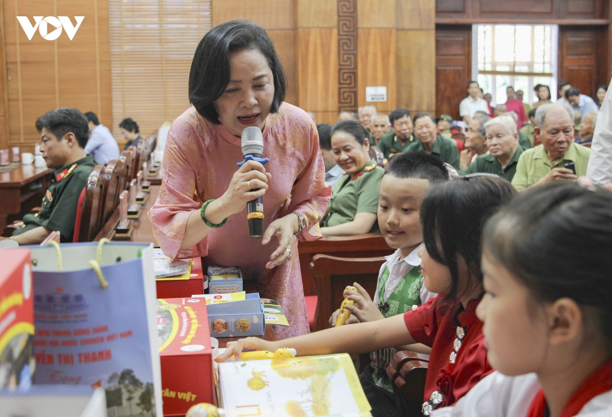 pho chu tich quoc hoi nguyen thi thanh trao qua cho gia dinh chinh sach, hoc sinh hinh anh 4