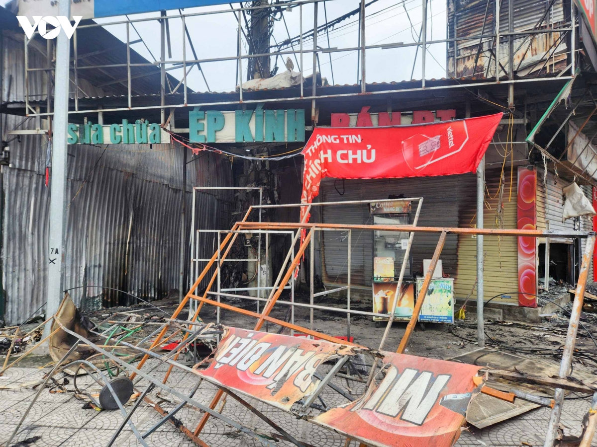 hien truong vu chay lon trong dem thieu rui 2 cua hang dien thoai o bac ninh hinh anh 2