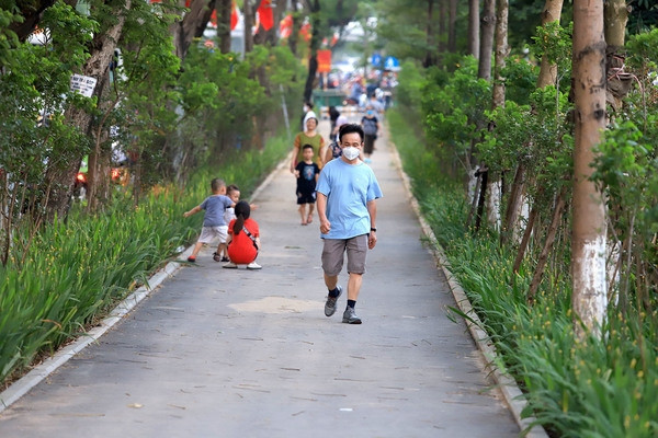 Đi bộ buổi sáng hay tối giúp giảm cân hiệu quả hơn hình ảnh 1 Di bo buoi sang hay toi giup giam can hieu qua hon hinh anh 1