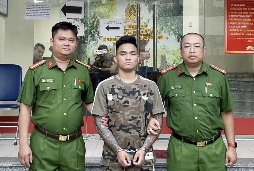 bắt giữ kẻ côn đồ cầm điếu cày đánh người đi đường ở hà nội hình ảnh 1 bat giu ke con do cam dieu cay danh nguoi di duong o ha noi hinh anh 1