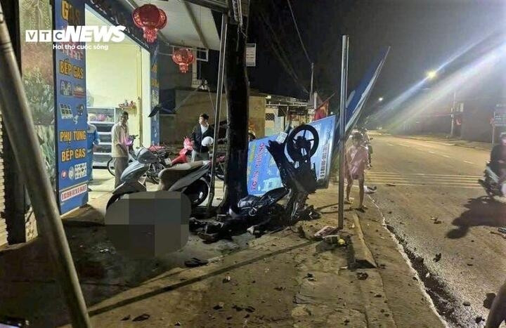 xe máy tông vào gốc cây bên đường, hai thanh niên ở Đắk lắk thương vong hình ảnh 1 xe may tong vao goc cay ben duong, hai thanh nien o Dak lak thuong vong hinh anh 1