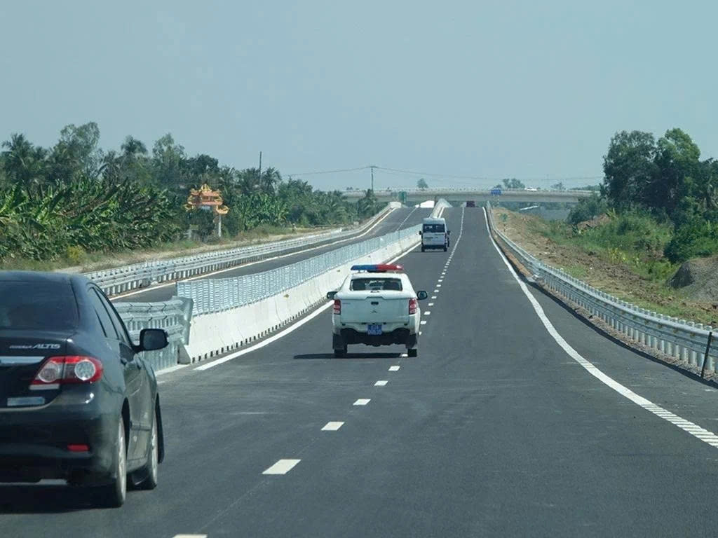 chạy đúng làn trên cao tốc, mở đường cho an toàn và hiệu quả lưu thông hình ảnh 1 chay dung lan tren cao toc, mo duong cho an toan va hieu qua luu thong hinh anh 1