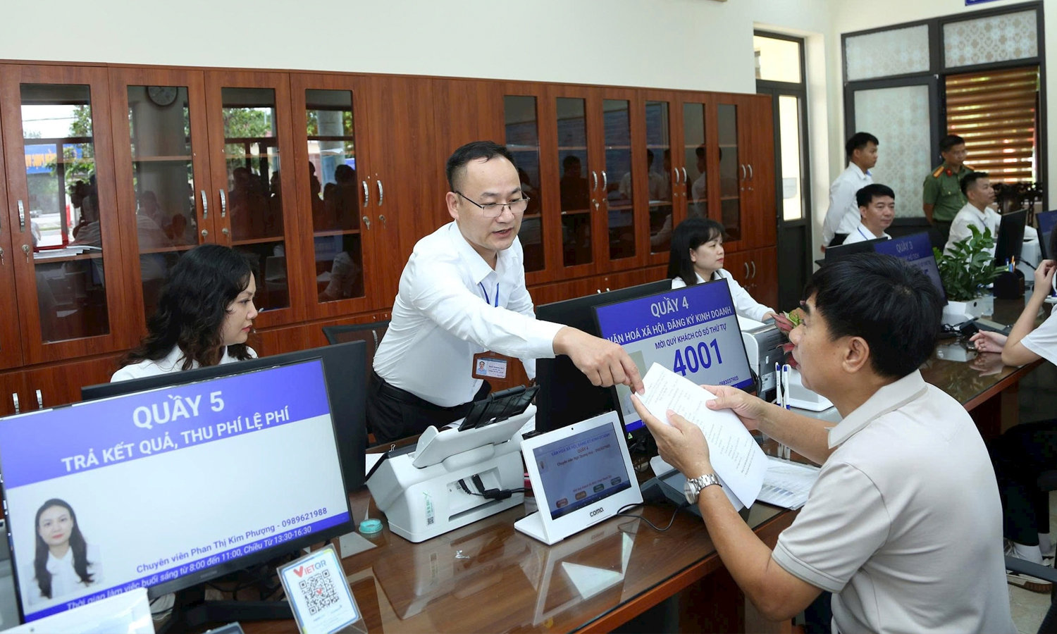 Người dân giải quyết thủ tục hành chính tại phường Cầu Giấy, TP Hà Nội. (Ảnh: Phạm Hùng)