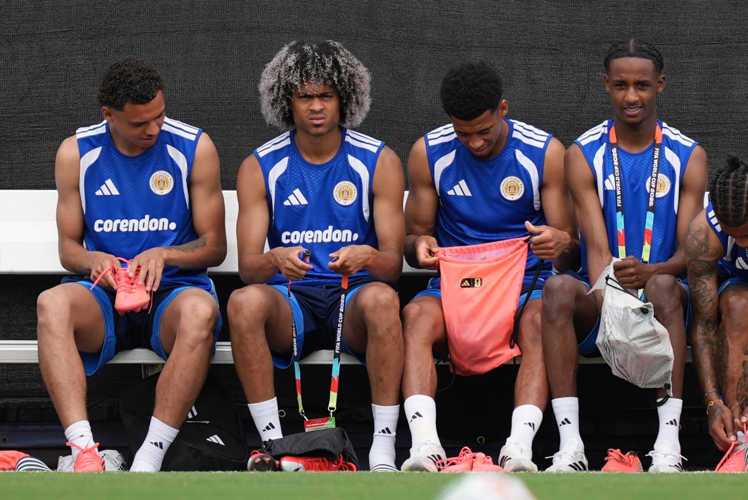 Tahith Chong (thứ hai từ trái sang) là cầu thủ bản địa duy nhất trong đội hình Curacao tham dự World Cup 2026. (Ảnh: AP)