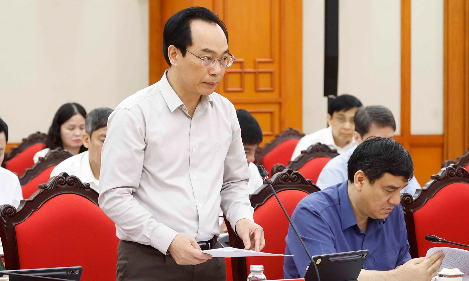 Bộ trưởng Bộ Giáo dục và Đào tạo Hoàng Minh Sơn báo cáo tại cuộc làm việc. (Ảnh: TTXVN)