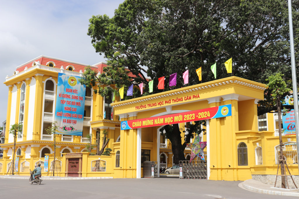 Trường THPT Cẩm Phả, nơi xảy ra vụ việc.